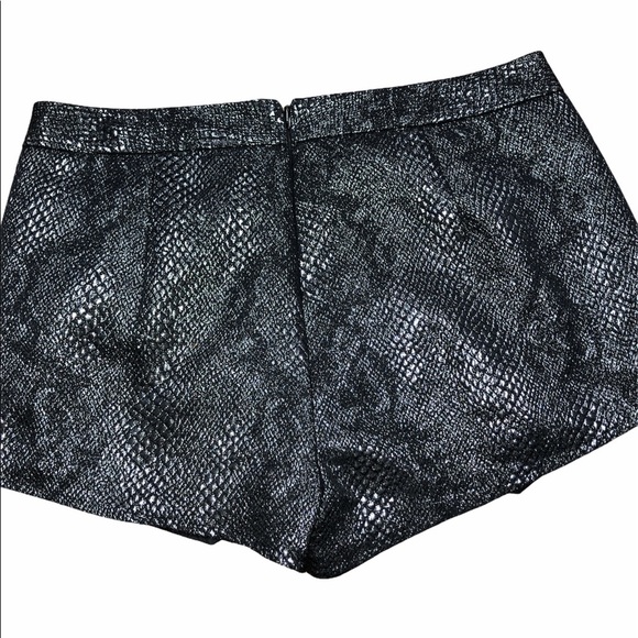EXPRESS size 4 black snakeskin print shorts - Picture 6 of 10